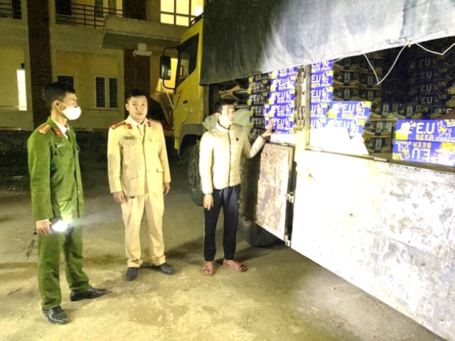 Phát hiện lái xe và 2 phụ xe dương tính ma túy chở hàng không rõ nguồn gốc