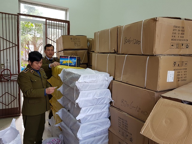 Vĩnh Phúc: Tạm giữ lượng lớn bàn chải đánh răng và bộ tú lơ khơ do nước ngoài sản xuất, không có hóa đơn kèm theo