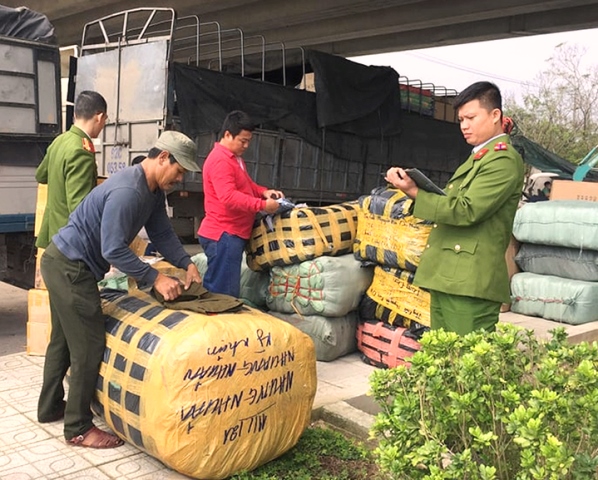 Quảng Nam: Bắt xe tải chở số lượng lớn hàng nhập lậu, hàng giả thương hiệu Levi’s
