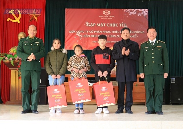 đồng chí Nguyễn Văn Thức - Bí thư Đảng ủy, Phó Tổng Giám đốc Công ty Nhựa Tiền Phong trao quà cho ba con nuôi của đồn biên phòng