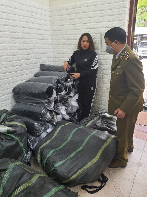 Phát hiện xưởng sản xuất hơn 2.200 mũ lưỡi chai nhãn hiệu Adidas, Nike có dấu hiệu giả mạo tại Hải Dương