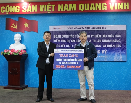 Phó Tổng Giám đốc Lê Quang Thái trao tặng 2 công trình điện chiếu sáng tại huyện Bạch Long Vỹ