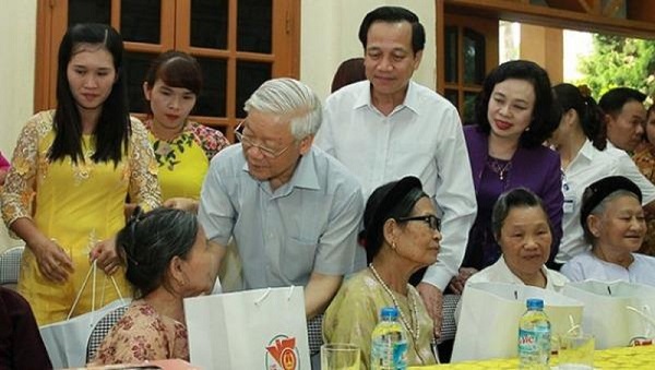 Tổng Bí thư, Chủ tịch nước Nguyễn Phú Trọng thăm và tặng quả Tết cho người có công