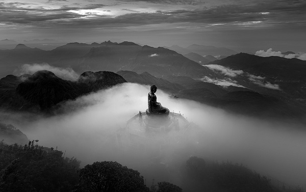 Bức ảnh “Tượng phật trên nóc nhà Đông Dương” của nhiếp ảnh gia Lê Việt Khánh giành giải 3 Monochrome Awards 2020 hạng mục Professional, thể loại ảnh Kiến trúc