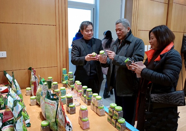 Các đại biểu trao đổi về sản phẩm phân bón mới của công ty Cổ phần Supe phốt phát và hóa chất Lâm Thao.
