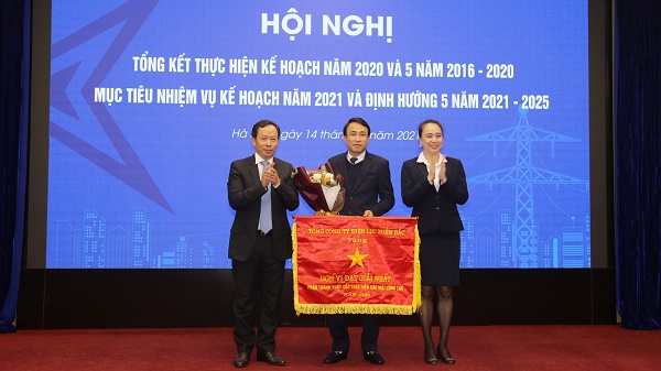 Ông Thiều Kim Quỳnh - Chủ tịch HĐTV và bà Đỗ Nguyệt Ánh – TV HĐTV, Tổng Giám đốcEVNNPC trao Cờ thi đua của Tổng công ty cho Công ty Điện lực Hưng Yên