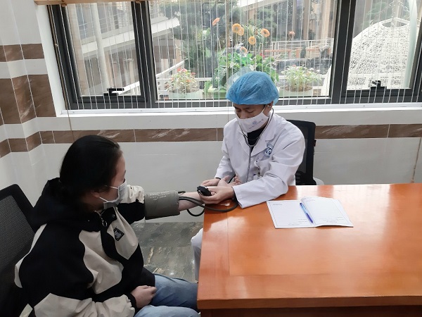 Bác sĩ Thanh đang khám bệnh và tư vấn cho bệnh nhân.