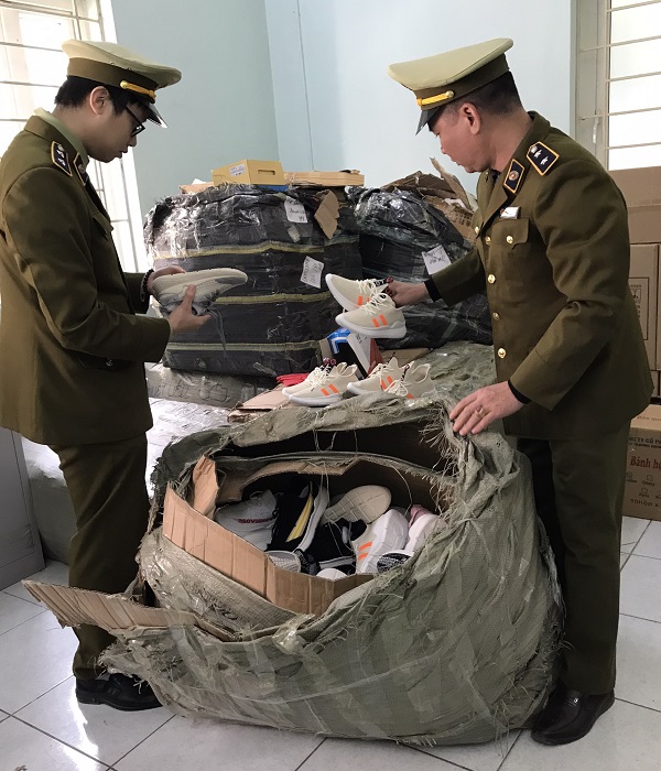Gần 600 đôi giày có in chữ nước ngoài sản xuất không có hóa đơn chứng từ, có dấu hiệu nhập lậu vừa bị lực lượng QLTT Lào Cai phát hiện và bắt giữ