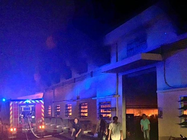 Cháy xưởng giày, gần 200 lính cứu hỏa được huy động dập lửa