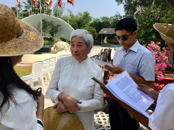 Bà Trần Thị Tuyết Nga, Tổng Giám đốc Khu du lịch Một Thoáng Việt Nam trao đổi thông tin với báo chí ngày 16/1. Ảnh: THI HỒNG