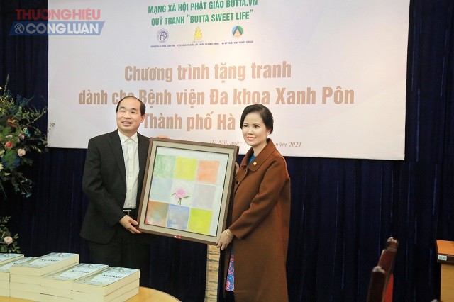 Họa sỹ Kim Đức trao tặng ảnh cho Giám đốc Bệnh viện Đa khoa Xanh Pôn Nguyễn Đình Hưng