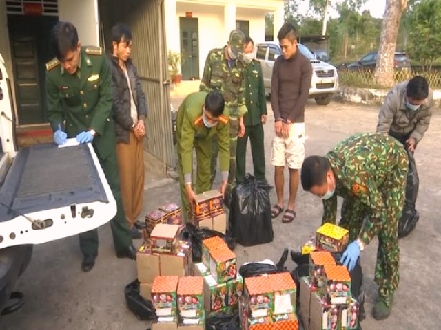 Quảng Trị: Bắt giữ 2 đối tượng vận chuyển gần 150 kg pháo trái phép