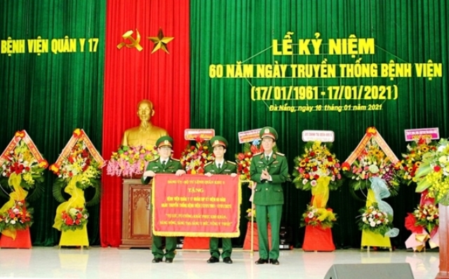 Thiếu tướng Nguyễn Đình Tiến, Phó tư lệnh Quân khu 5 trao bức trướng thêu 18 chữ vàng tặng Bệnh viện Quân y 17.