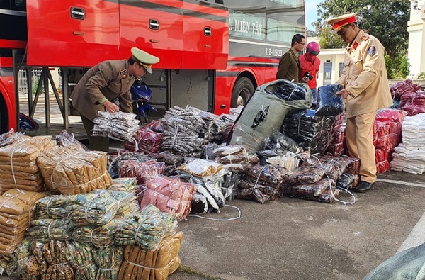 Đắk Lắk: Phát hiện hơn 1.000 chiếc váy không rõ nguồn gốc xuất xứ