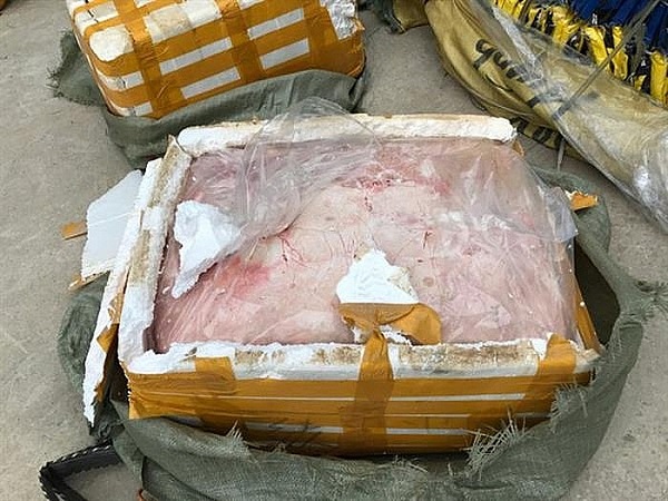 Lạng Sơn: Bắt giữ xe ô tô tải vận chuyển trên 2 tấn nầm lợn bốc mùi hôi thối