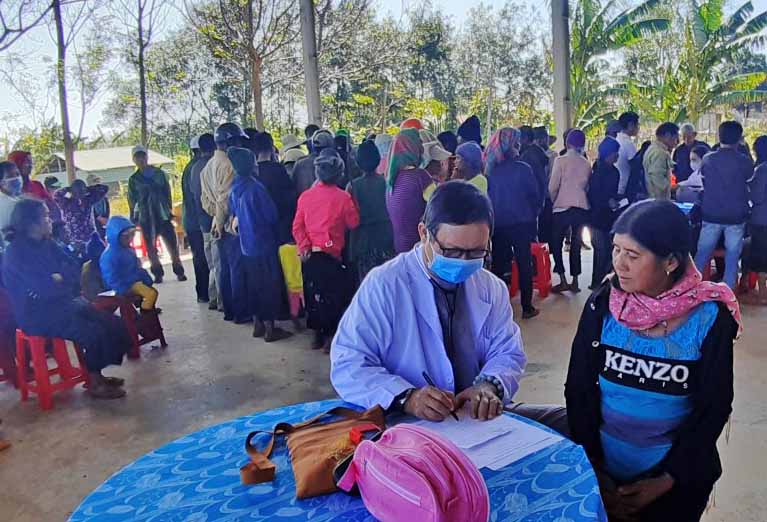 Khám bệnh, cấp thuốc miễn phí cho nhân dân xã Kông Htok. Ảnh: Hồng Ngọc