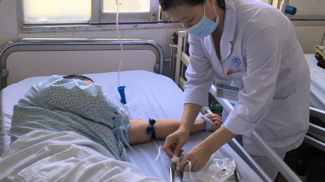 Mùa lạnh, uống rượu bia có thể làm tăng nguy cơ đột quỵ