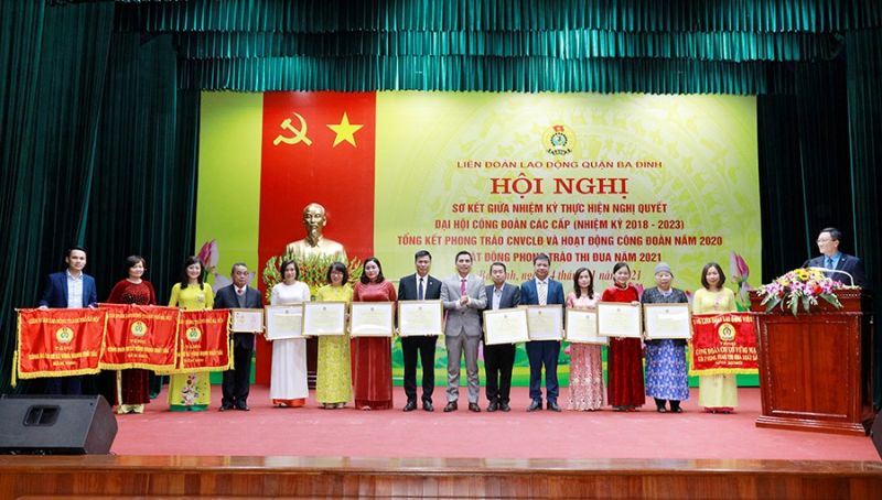 Chị Hoàng Phương - Chủ tịch Công đoàn (thứ 3 từ trái sang) đại diện Công đoàn Công ty nhận Cờ thi đua của LĐLĐ thành phố Hà Nội