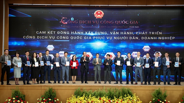 Phó Tổng giám đốc VPBank Đinh Văn Nho (thứ 5 từ trái sang) và các doanh nghiệp ký cam kết đồng hành xây dựng, phát triển Cổng Dịch vụ công quốc gia
