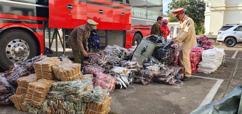 Đắk Lắk: Phát hiện xe khách vận chuyển hơn 1.000 chiếc váy không rõ nguồn gốc