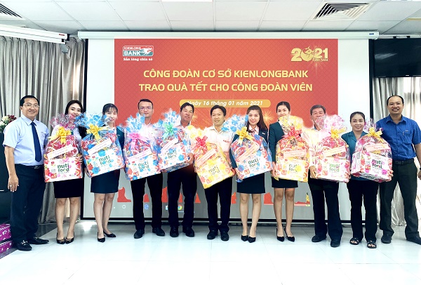 Công đoàn viên, người lao động Kienlongbank Rạch Giá nhận quà Tết và hỗ trợ từ CĐCS