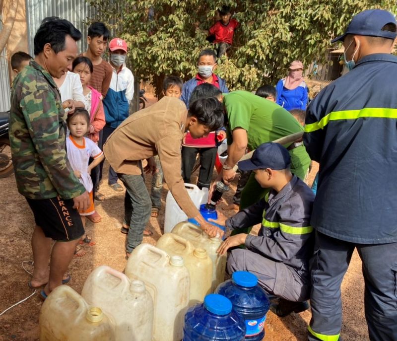 Đắk Lắk: Cấp hơn 20.000 lít nước sạch cho các khu dân cư có nguồn nước nghi ngờ bị nhiễm khuẩn ở huyện Ea Súp