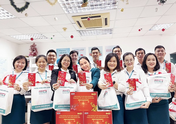 Công đoàn cơ sở Kienlongbank trao 3.080 phần quà và hỗ trợ vé về quê đón Tết cho công đoàn viên, người lao động