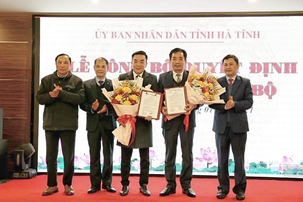 Lãnh đạo tỉnh Hà Tĩnh trao quyết định và tặng hoa chúc mừng 2 tân Phó Giám đốc Sở Y tế Hà Tĩnh