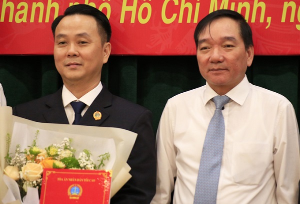 Ông Trần Anh Tuấn, Vụ trưởng Vụ Tổ chức - Cán bộ TAND Tối cao (phải) trao quyết định cho ông Nguyễn Thành Vinh