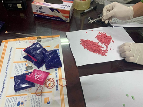 Lào Cai: Bắt "nữ quái' vận chuyển thuê 2.000 viên ma tuý trong đêm