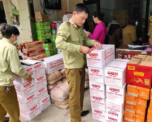 Đà Nẵng: Tạm giữ 350 gói hạt dưa có dấu hiệu giả mạo nhãn hiệu "Thiên Hương và hình"