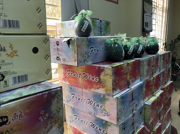 Lào Cai: Tạm giữ gần 1.100 bình rượu trái cây nhập lậu