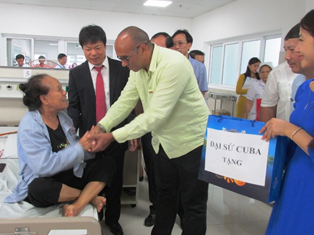 Đại sứ Cu Ba tăng quà cho các bệnh nhân đang điều trị tại Bệnh viện Hữu nghị Việt Nam - Cu Ba Đồng Hới