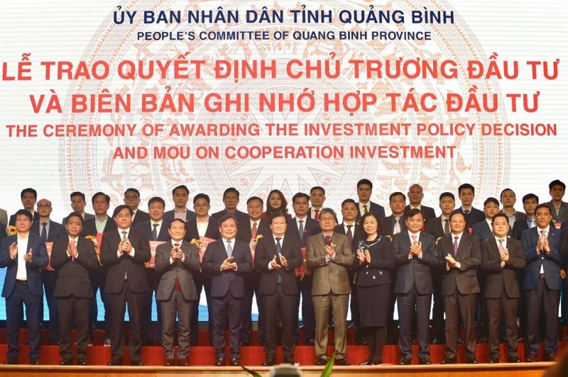 Phó Thủ tướng Trịnh Đình Dũng, đại diện lãnh đạo các bộ, ban, ngành Trung ương và lãnh đạo tỉnh chụp ảnh lưu niệm với các nhà đầu tư tại hội nghị.