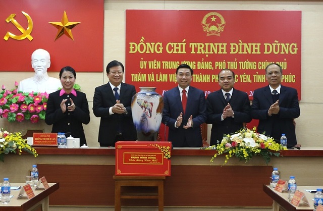 Phó Thủ tướng Chính phủ Trịnh Đình Dũng trao quà Tết tặng Đảng bộ và nhân dân thành phố Phúc Yên. Ảnh: Thế Hùng