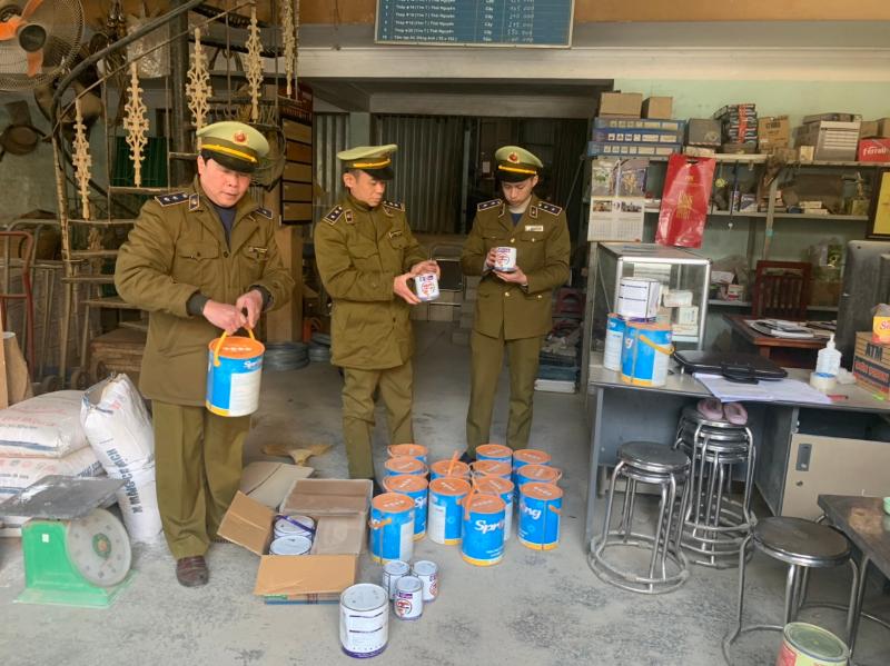 Lực lượng QLTT tỉnh Lạng Sơn cho biết, đơn vị này vừa phát hiện hiện 41 đơn vị sản phẩm sơn chống rỉ, sơn ngoài trời chống thấm đã quá thời hạn sử dụng.