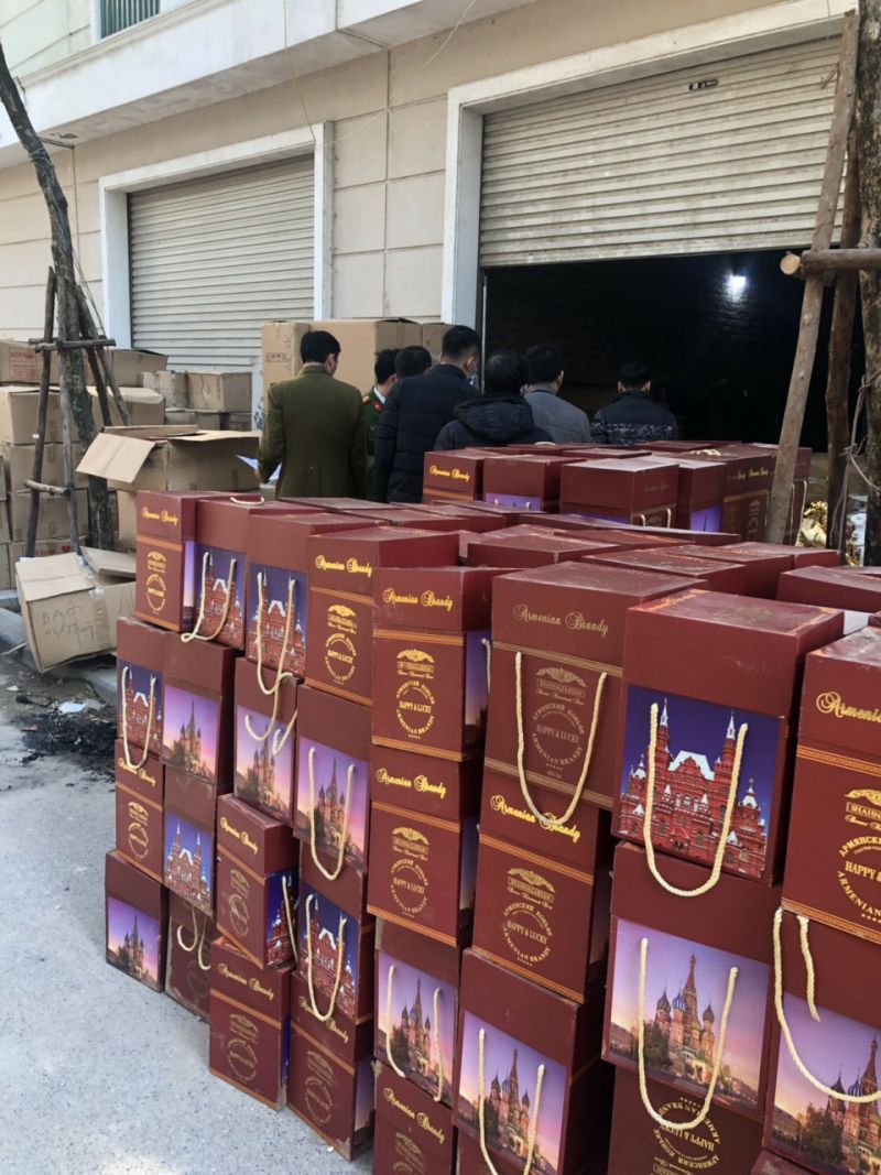 Hà Nội: Phát hiện cơ sở sản xuất 'rượu trâu' giả tại quận Hà Đông