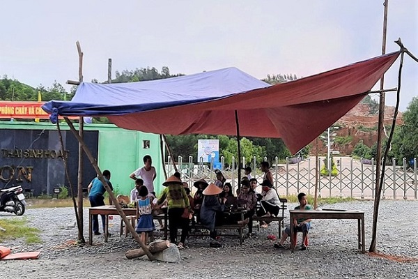 Nhiều người dân ở xã Kỳ Tân (huyện Kỳ Anh, Hà Tĩnh) nhiều lần tập trung trước cổng Nhà máy xử lý rác thải của Công ty Hoành Sơn để phản đối