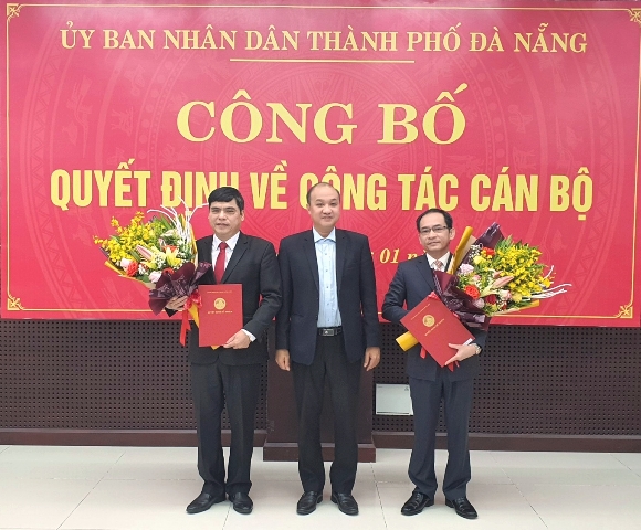 Ông Lê Quang Nam (giữa) – Phó Chủ tịch UBND TP. Đà Nẵng trao các quyết định bổ nhiệm chức vụ Giám đốc Sở KH&CN và chức vụ Giám đốc Sở LĐTB&XH.