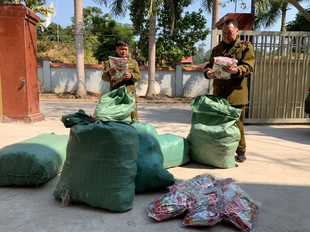 Quản lý thị trường Lạng Sơn phát hiện, thu giữ 9.000 chiếc chân gà nhập lậu