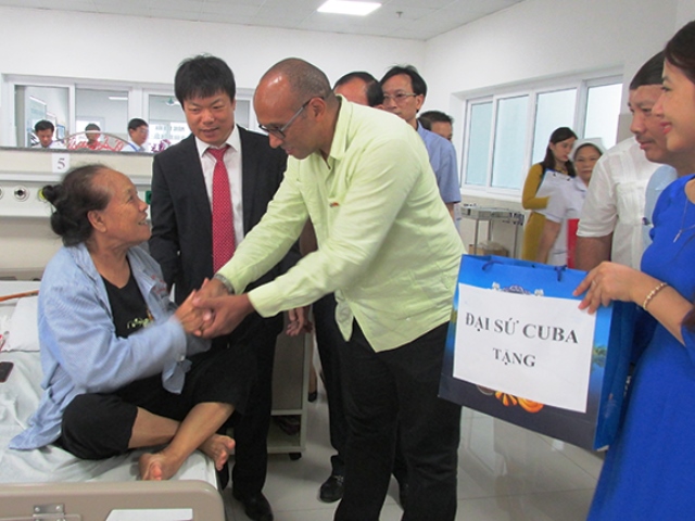 Quảng Bình: Khen thưởng 6 chuyên gia y tế Cu Ba