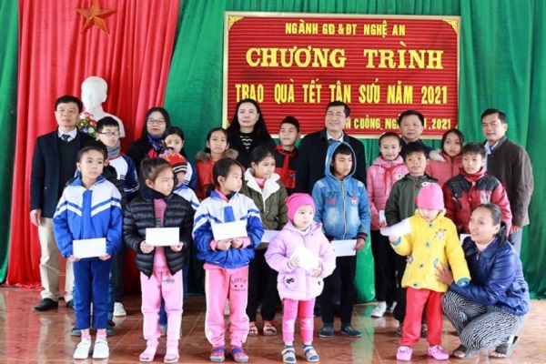 Sở GD&ĐT Nghệ An cùng lãnh đạo huyện Con Cuông trao quà Tết cho học sinh nghèo vượt khó (Ảnh: Mỹ Hà)