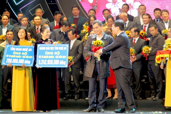 Lãnh đạo Sở GD&ĐT Nghệ An đại diện cho toàn ngành trao số tiền hơn 8,2 tỷ đồng cho tỉnh Nghệ An