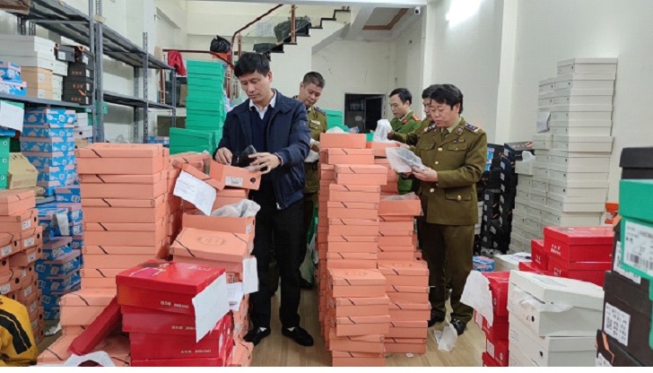 Lào Cai: Chặn đứng trên 2.000 đôi giầy dép nhập lậu chuẩn bị đưa ra thị trường tiêu thụ