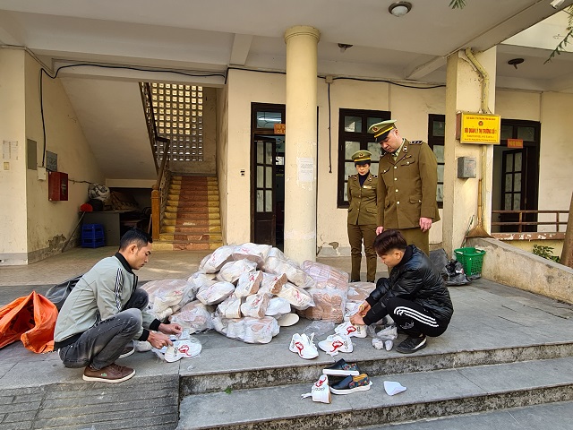 Hà Giang: Tiêu hủy hơn 200 đôi giày thời trang là hàng hóa giả mạo nhãn hiệu nổi tiếng
