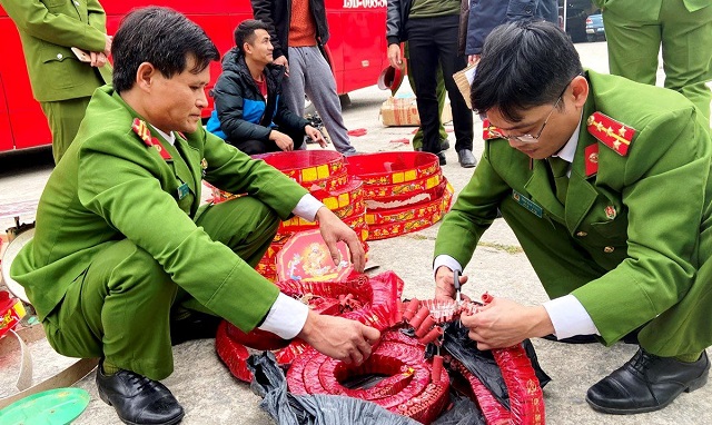 Phát hiện 100kg pháo nổ được cất giấu trên xe khách chạy hướng từ Hải Phòng về Thanh Hóa