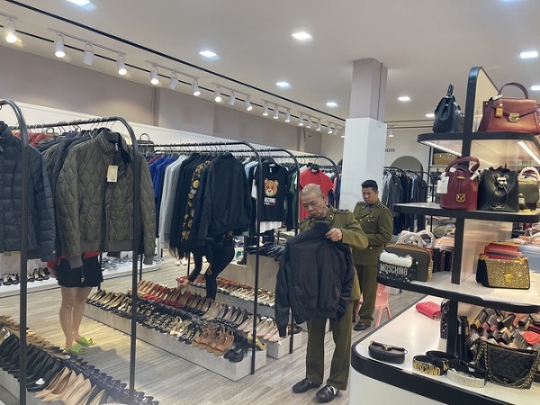 Cơ quan chức năng kiểm tra một cửa hàng kinh doanh thời trang tại Hà Nội