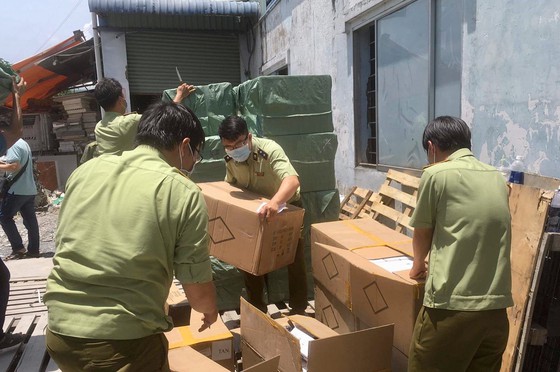 Lực lượng chuyên trách kiểm tra lô hàng vi phạm trên địa bàn TPHCM