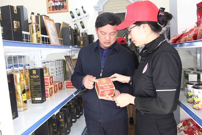 Anh Trần Đình Chiến - Giám đốc Công ty CP Nông nghiệp Hương Sơn đang kiểm tra sản phẩm tại cửa hàng trưng bày