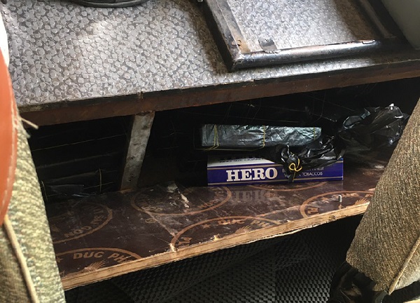 Ô tô khách làm hầm tự chế vận chuyển thuốc lá ngoại nhập lậu